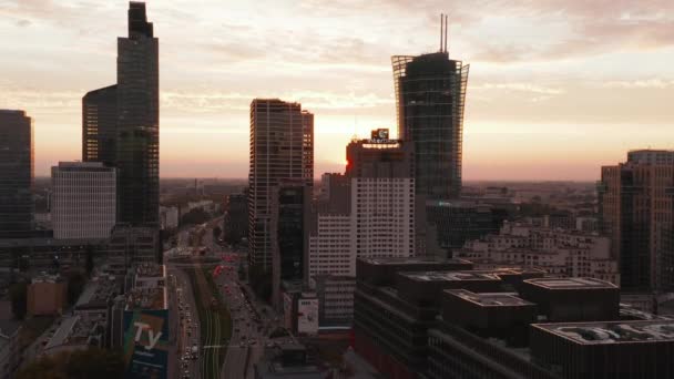 Stigande bilder av skyskrapor i centrum siluett mot färgglada solnedgångshimmel. Moderna höghus kontorsbyggnader. Warszawa, Polen — Stockvideo