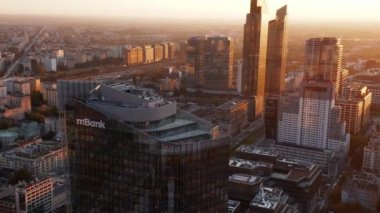 Parlak cam cepheli, modern yüksek ticari binanın kamera görüntülerini kaydır. Şehir merkezinde, parlak sabah güneşine karşı. Varşova, Polonya