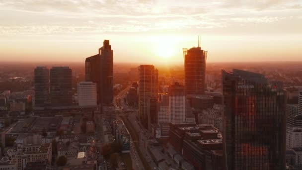 Snímek a pan záběry skupiny vysokých moderních budov v centru města. Večerní scéna proti zapadajícímu slunci. Varšava, Polsko — Stock video