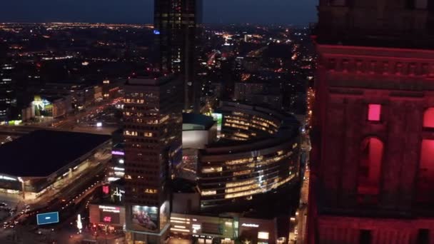 市中心的空中夜间录像。揭示了Zlote Tarasy现代购物和娱乐的复杂性。波兰华沙 — 图库视频影像