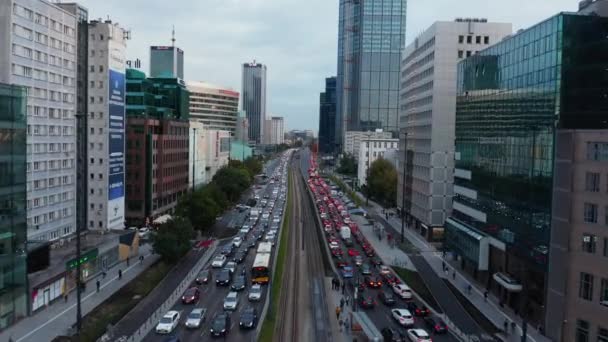 Adelante vuelan por encima de la larga cola de vehículos atascados en el atasco de tráfico en la calle ancha en el centro de la ciudad. Varsovia, Polonia — Vídeos de Stock