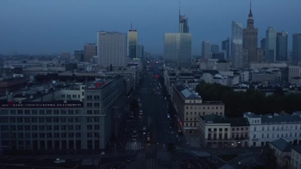 Előre repülnek a széles utca felett. Kilátás a belvárosi felhőkarcolókra. Kék tónusú reggeli felvétel. Varsó, Lengyelország — Stock videók