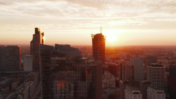 Slider van moderne kantoor hoogbouw en een groep van het centrum wolkenkrabbers in de achtergrond tegen felle zon. Warschau, Polen — Stockvideo