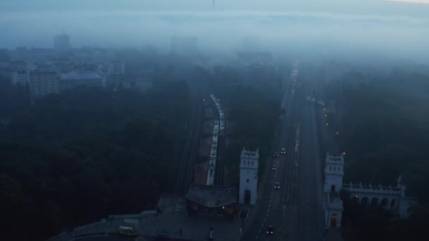 Meneruskan pelacakan kereta regional mengemudi melalui lingkungan perkotaan di pagi hari berkabut. Warsawa, Polandia — Stok Video