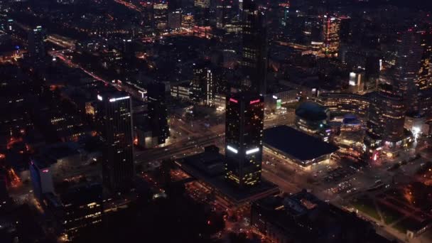 Vue aérienne du centre-ville la nuit. Inclinez-vous pour révéler le paysage urbain. Trafic sur les routes de la ville. Varsovie, Pologne — Video