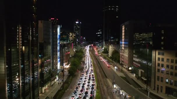 Wznoszące się nagrania korków na drodze wielopasmowej. Długa kolejka samochodów prowadzących przez pobliskie miasto. Warszawa, Polska — Wideo stockowe