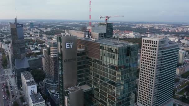 Orbit filmado em torno do topo do edifício moderno do centro de negócios. Vista panorâmica da cidade grande. Varsóvia, Polónia — Vídeo de Stock