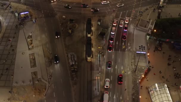 Descender e inclinar imágenes de los vehículos que conducen a través de la intersección de carreteras en la hora punta de la noche. Varsovia, Polonia — Vídeo de stock