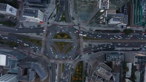 Pájaros aéreos ojo arriba hacia abajo vista panorámica de la mala situación del tráfico en el centro. Calzadas carreteras multicarril en gran intersección. Varsovia, Polonia — Vídeos de Stock