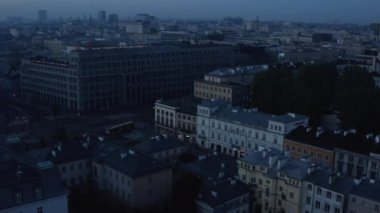 Şehir gelişiminin ve kavşaklı sokakların sabah kaydırak ve pan görüntüleri. Ulusal kalkınma bankasında muazzam bir köşe binası. Varşova, Polonya