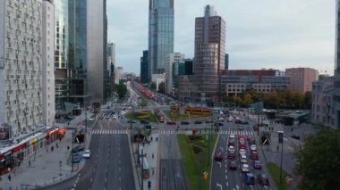 Şehir merkezinde trafik yoğun. İleriye doğru geniş çok şeritli yolun üzerinde ve çok katlı binaların arasında büyük döner kavşağın üzerinde uçar. Varşova, Polonya