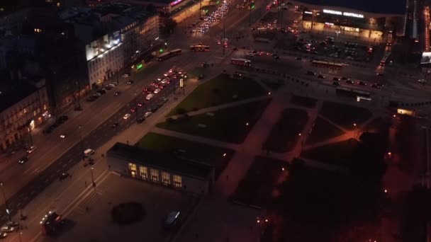 Przód przelatuje nad centrum miasta. Przechył w górę ujawnić długą prostą ulicę z dużym natężeniem ruchu. Warszawa, Polska — Wideo stockowe