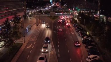 Şehir sokaklarındaki yoğun trafiğin üzerinde ilerliyorlar. Büyük kavşağın önünde duran arabalarla dolu çok şeritli bir yol. Varşova, Polonya