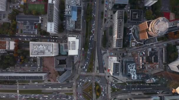 Oiseaux aériens vue aérienne du haut vers le bas panoramique des embouteillages en ville. Route multilane obstruée par les voitures. Varsovie, Pologne — Video