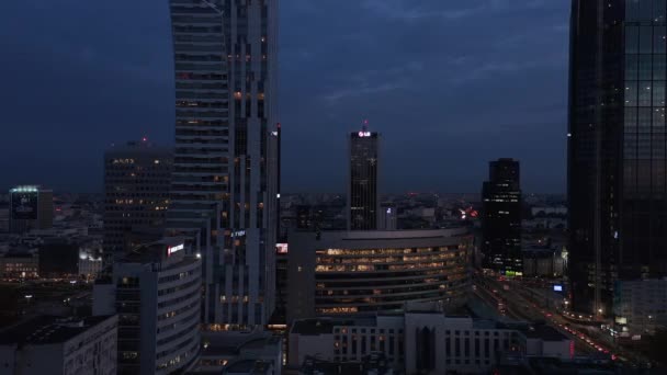 Slider de edifícios modernos do centro da cidade à noite. Alto escritório ou arranha-céus de apartamentos. Varsóvia, Polónia — Vídeo de Stock