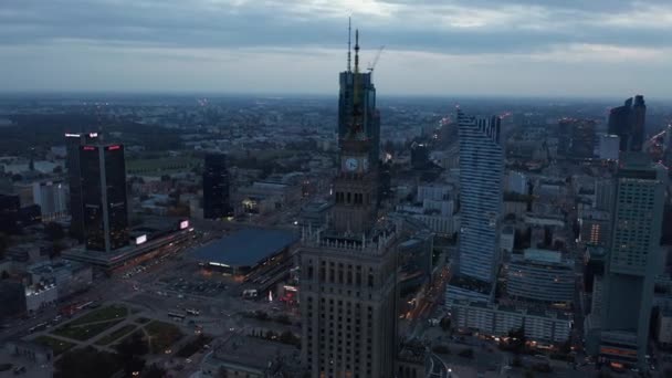 Odchylona wznosząca się mucha wokół wieżowca Pałacu Kultury i Nauki. Wieczorne nagranie z centrum miasta. Warszawa, Polska — Wideo stockowe