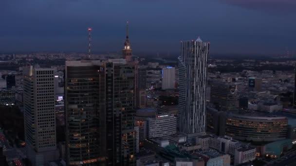 Evening slide and pan footage of downtown skyscrapers. Revealing historic Russian style Palace of Culture and Science between modern buildings. Warsaw, Poland — Stock Video