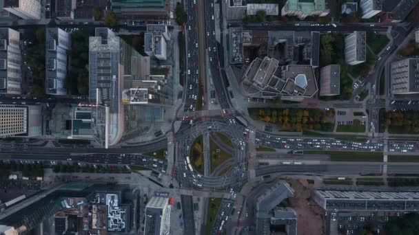 Pájaros aéreos ojo arriba arriba abajo panorámica vista del atasco de tráfico alrededor de la rotonda grande en el centro de la ciudad. Varsovia, Polonia — Vídeos de Stock