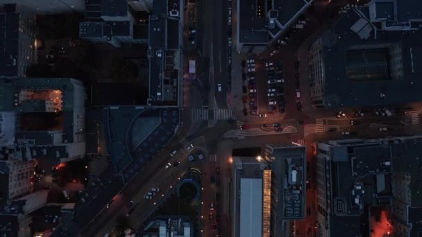Gökyüzü kuşları tepeden aşağı gece şehrinin görüntüsünü izliyorlar. Arabalar cadde kavşağından geçiyor. Varşova, Polonya — Stok video