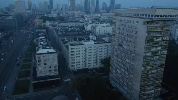 Maju terbang di atas lingkungan perkotaan sebelum matahari terbit. Muncul mengungkap pemandangan kota dengan bangunan tinggi modern. Warsawa, Polandia — Stok Video