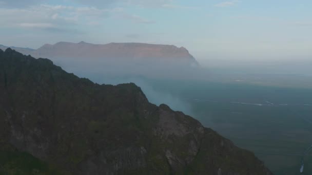 Πουλιά θέα drone μάτι πάνω ομιχλώδη ομιχλώδη εξοχή στην Ισλανδία. Εκπληκτικό ομιχλώδες πανόραμα της έρημης πράσινης γης με κανέναν. Ομορφιά στη γη — Αρχείο Βίντεο