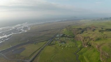 Güney İzlanda 'daki Seljalandsfoss şelalesi yakınlarındaki dağların nefes kesici manzarası. İzlanda kırsalının seljalands nehri manzaralı kuşların gözü. Doğada inanılmaz.