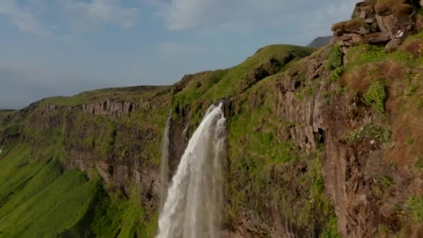 Краєвид на дивовижний сельяландсфосс в Південній Ісландії, один з найважливіших місць для подорожей. Повітряний вид мальовничого ландшафту з водоспадом Сельяландсфосс у високогір'ях. Дивовижна природа — стокове відео