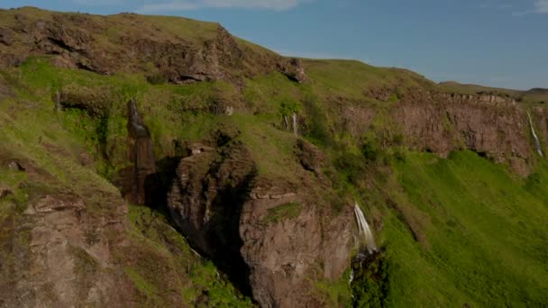 Vista aerea di incredibili altopiani muschiati nel sud dell'Islanda. Drone vista di splendide formazioni rocciose di Seljalandsfoss cascata, una delle più importanti destinazioni turistiche — Video Stock