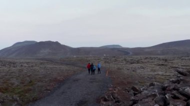 İzlanda 'yı keşfeden turist yürüyüşçülerinin hava görüntüsü. İHA, İzlanda 'nın kuzeyindeki dağlarda yürüyüş yapan dört kişiyi görüntüledi