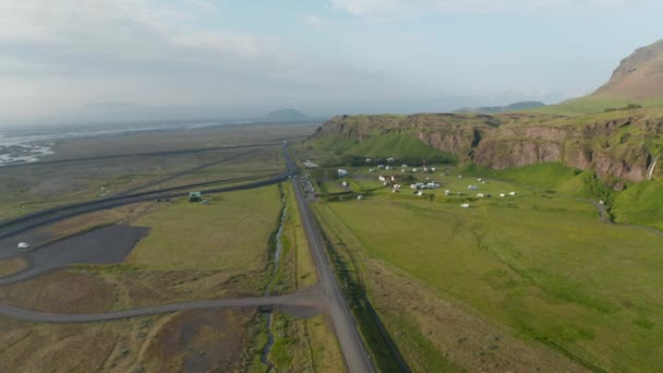 Flygfoto islandskap med mossiga gröna klippor. Drönare utsikt över gräsbevuxen landsbygd nära Seljalandsfoss på Island. Skönhet på jorden — Stockvideo