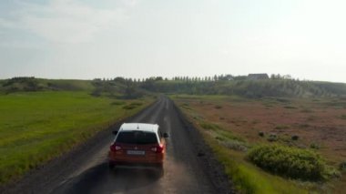 Kuşların gözü insansız hava aracı İzlanda 'nın kırsal bölgelerini keşfediyor. İzlanda 'da sera gezen turistlerin ticari hava manzarası.
