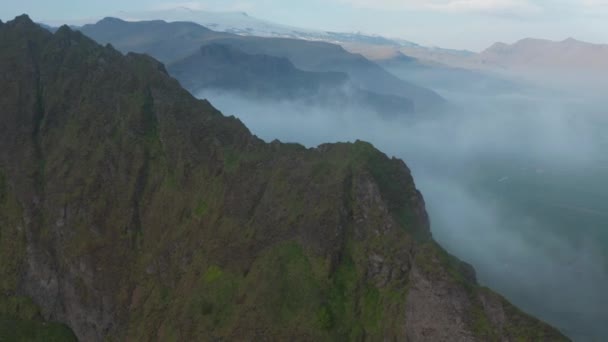 Drone view foggy peak in Iceland highlands. Beauty on earth. Aerial view of misty and cloudy landscape of southern icelandic countryside. Amazing in nature — Stock Video