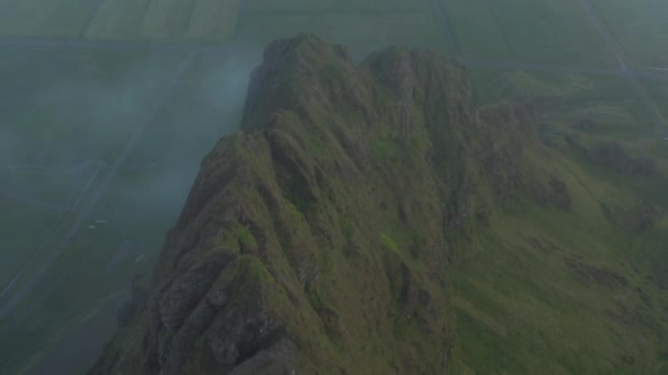 Overhead view of mountains ridge in southern iceland countryside. Aerial view revealing stunning misty foggy panorama of icelandic scandinavian highlands — Stock Video