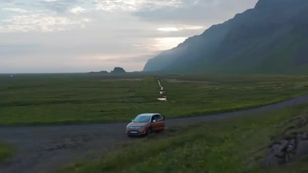 Drone utsikt över fantastiska gröna höglandet på Island. Flygfoto drönare flyger över fantastiska islandskap med flod flödar och dimma täcker berg — Stockvideo