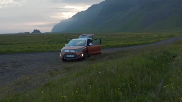 Drohnenblick Auto geparkt auf dem Land Off-Road in Southern Region von Island. Vogelperspektive auf ein vier mal vier Meter großes Auto, das geparkt ist, um das herrliche isländische Hochland zu beobachten — Stockvideo