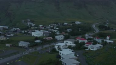 İzlanda 'da Vik' in kuş bakışı resimli köyü. İzlanda kırsalındaki hava manzaralı küçük bir kasaba. Vik İzlanda 'nın en güney köyüdür.