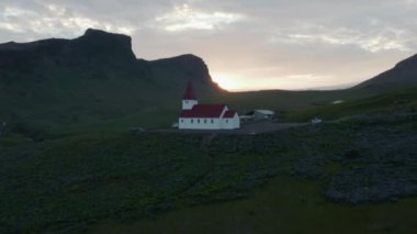 İzlanda 'daki Vik köyünün Myrdal kilisesinin insansız hava aracı görüntüsü. Vik I. Myrdal 'daki Vik Kilisesi İzlanda' nın en güneyindeki köy.