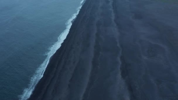 Felülről lefelé kilátás nyílik a fekete strand Dyrholaey közelében Vik Izlandon.Felülnézetből fenséges hely a viharos Atlanti-óceán és a vulkanikus fekete homokos strand — Stock videók
