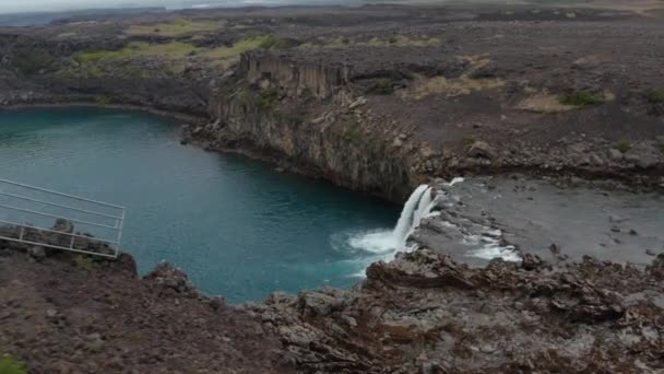 空中からの眺めアイスランド北部のアルデイヤルフォスの滝のアイスランドの風景。アイスランド高地のシュプレンギザンダー道路の北部に位置する滝のドローンビュー — ストック動画