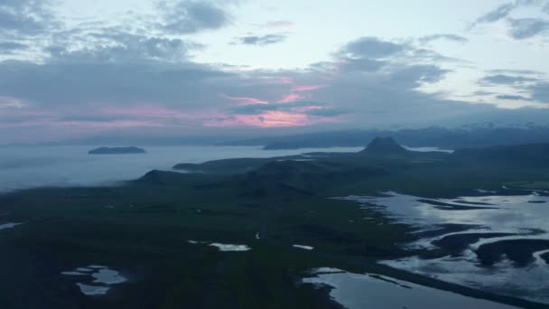 Pemandangan drone udara Islandia pada hari berkabut dan puncak pegunungan bersalju. Menakjubkan di Alam. Birds eye of icelandic highlands in blue light with the ring road highway — Stok Video