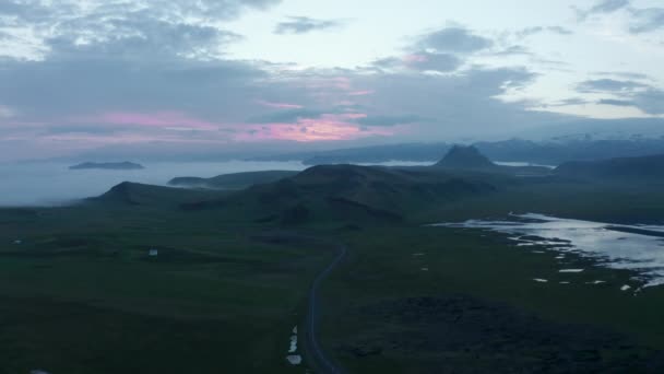 Птичий глаз ошеломляющей панорамы ледникового побережья в туманный и туманный день. Вид с беспилотника на ландшафт и кольцевую дорогу, важнейшую магистраль Исландии — стоковое видео