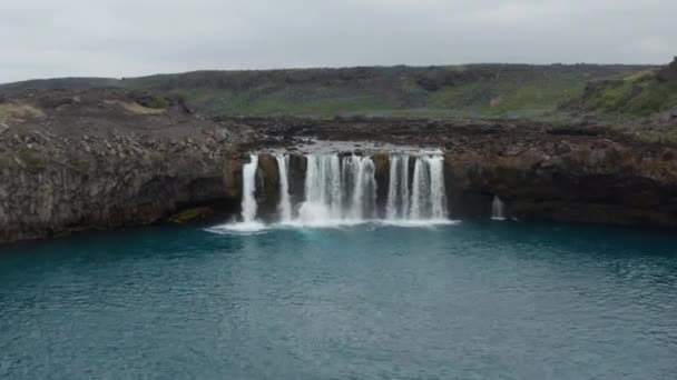 Luftaufnahme des berühmten Aldeyjarfoss-Wasserfalls in Island. Drohnenblick auf die atemberaubende Landschaft des Aldeyjarfoss-Wasserfalls, den Touristen in der nördlichen Region Islands besuchen — Stockvideo