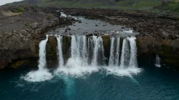 Вид на водоспад Альдейхарфосс на півночі Ісландії. Вгорі на тлі птахів Вид водоспаду Aldeyjarfoss з базальтовим утворенням в льодовикових високогір'ях. — стокове відео