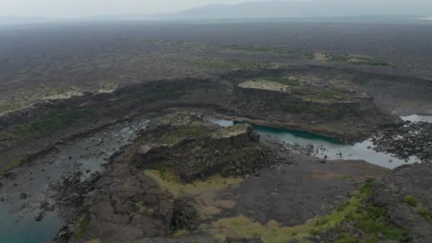 Pássaros olho panorama surreal de penhascos de basalto de rocha negra na Islândia. Vista drone das terras altas da cachoeira de Aldeyjarfoss com cursos fluviais e formações vulcânicas — Vídeo de Stock