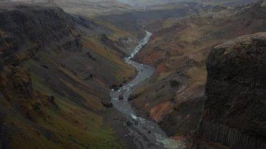 İzlanda 'daki Haifoss Vadisi' nin göz kamaştırıcı ve gerçeküstü manzarası. Fossa nehri nehir yatağında akıyor. Bazalt kaya oluşumuyla mehtap manzaralı kırsal alan. Yeryüzündeki güzellik
