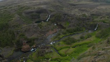 Kuzey İzlanda 'daki Aldeyjarfoss şelalesinin yüksek açılı manzarası. İzlanda 'nın kuzeyindeki turist ziyareti sırasında Aldeyjarfoss şelalesinin nefes kesici manzarasının insansız hava aracı görüntüsü