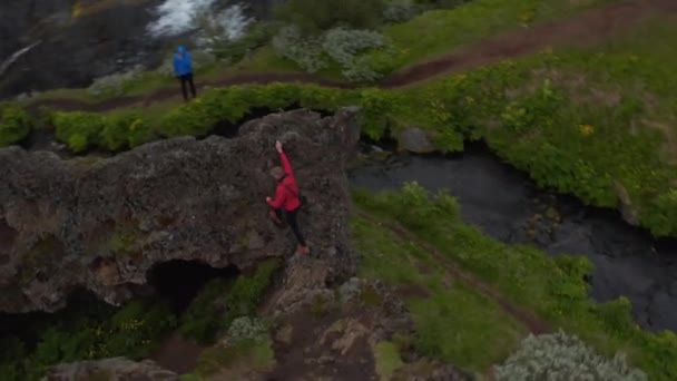Légi kilátás pályára ember túrázás csúcs kalandos Izland vad vidéken. Drónnézet ember túrázó hegymászó magas csúcs jéghegyekben felfedező vadonban — Stock videók