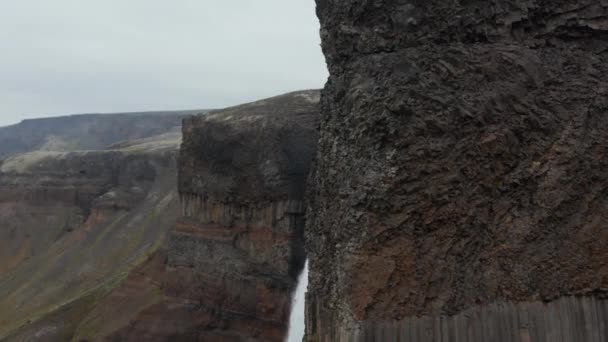 Drohnenaufnahme der Basaltfelsformation, die den Haifoss-Wasserfall im Süden Islands zeigt. Vogelperspektive auf den Sprung des Haifoss-Wasserfalls, einem der höchsten Islands. Schönheit auf Erden. Haifoss-Wasserfall — Stockvideo