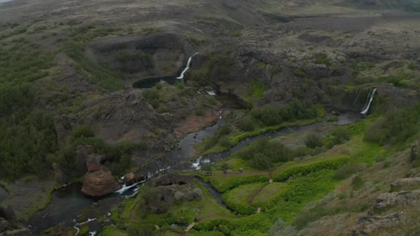 冰岛北部Aldeyjarfoss瀑布高地的高角景观。冰岛北部地区游客参观的奥尔德雅尔佛斯瀑布景色迷人的无人机 — 图库视频影像