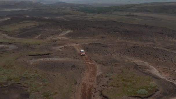 Auto aus der Luft, geparkt in einer trostlosen Landschaft abseits der Straße in Island. Drohnen-Ansicht des isländischen Hochlandes mit vier mal vier geparkt für abenteuerliche Expedition — Stockvideo